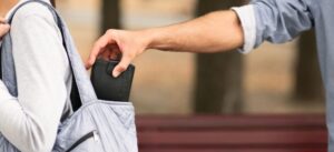 Bezpieczny w mieście: Jak skutecznie uchronić się przed kieszonkowcami?