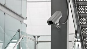 kamera na klatce schodowej, monitoring klatka schodowa, przepisy RODO, legalny monitoring, montaż kamery w budynku, ochrona mienia, wspólnota mieszkaniowa, spółdzielnia, monitoring przestrzeni wspólnej, prawo a monitoring.