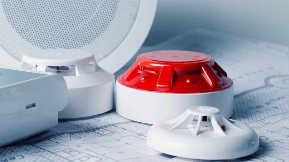 czujnik podczerwieni, jak działa czujnik podczerwieni, systemy alarmowe, bezpieczeństwo domu, ochrona domu, czujniki ruchu, instalacje alarmowe, pasywne czujniki podczerwieni, zastosowanie czujników podczerwieni, detekcja ruchu, fotodioda, promieniowanie podczerwone, urządzenia alarmowe