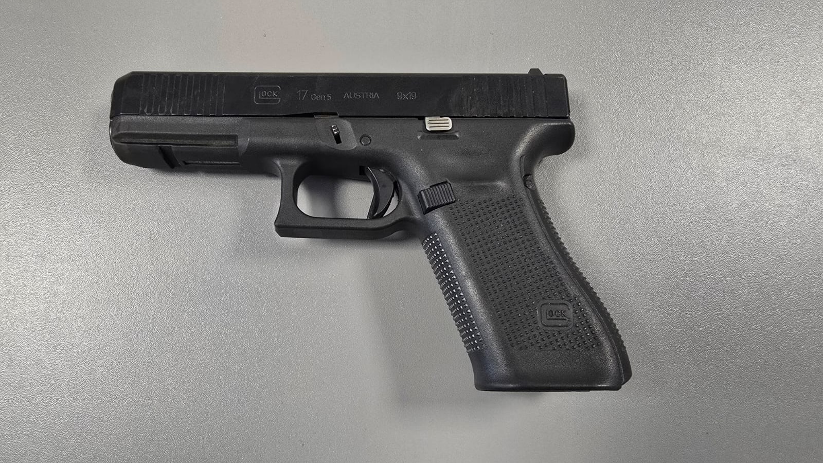 pistolet Glock 17, Glock 17 gen 4, broń palna SUFO, patrole interwencyjne, pistolet służbowy, broń ochroniarzy, austriacki pistolet Glock, wyposażenie patroli, SUFO broń, uzbrojona ochrona, interwencja z bronią, ochrona osób i mienia, formacja ochronna SUFO, broń do ochrony, szkolenie strzeleckie ochrona