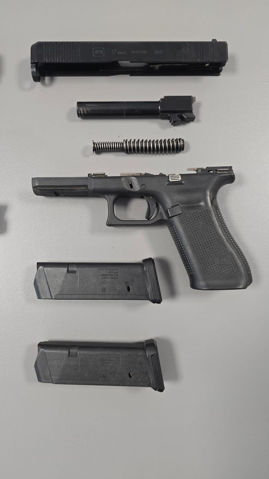 pistolet Glock 17, Glock 17 gen 4, broń palna SUFO, patrole interwencyjne, pistolet służbowy, broń ochroniarzy, austriacki pistolet Glock, wyposażenie patroli, SUFO broń, uzbrojona ochrona, interwencja z bronią, ochrona osób i mienia, formacja ochronna SUFO, broń do ochrony, szkolenie strzeleckie ochrona