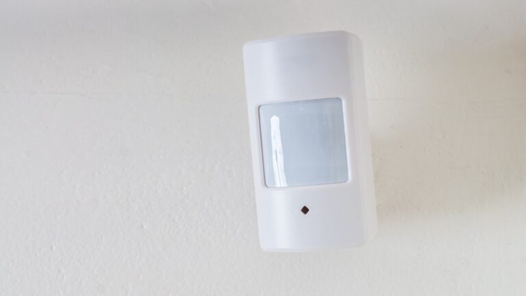 czujka PIR, czujka ruchu, passive infrared detector, czujnik podczerwieni, detekcja ruchu, alarm PIR, budowa czujki PIR, zasada działania PIR, czujka odporna na zwierzęta, czujka alarmowa, czujka na podczerwień, czujka termiczna, pole widzenia czujki, zasięg czujki PIR, montaż czujki, czujka ruchu do domu, system alarmowy PIR, detekcja promieniowania cieplnego, zabezpieczenie przeciwsabotażowe, czujki bezprzewodowe PIR