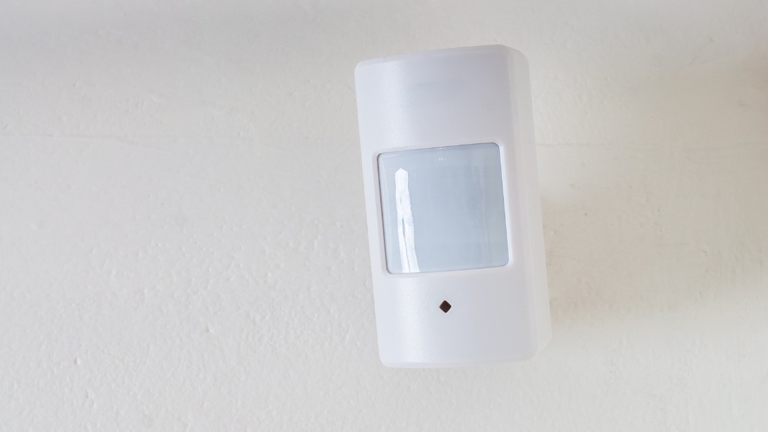 czujka PIR, czujka ruchu, passive infrared detector, czujnik podczerwieni, detekcja ruchu, alarm PIR, budowa czujki PIR, zasada działania PIR, czujka odporna na zwierzęta, czujka alarmowa, czujka na podczerwień, czujka termiczna, pole widzenia czujki, zasięg czujki PIR, montaż czujki, czujka ruchu do domu, system alarmowy PIR, detekcja promieniowania cieplnego, zabezpieczenie przeciwsabotażowe, czujki bezprzewodowe PIR