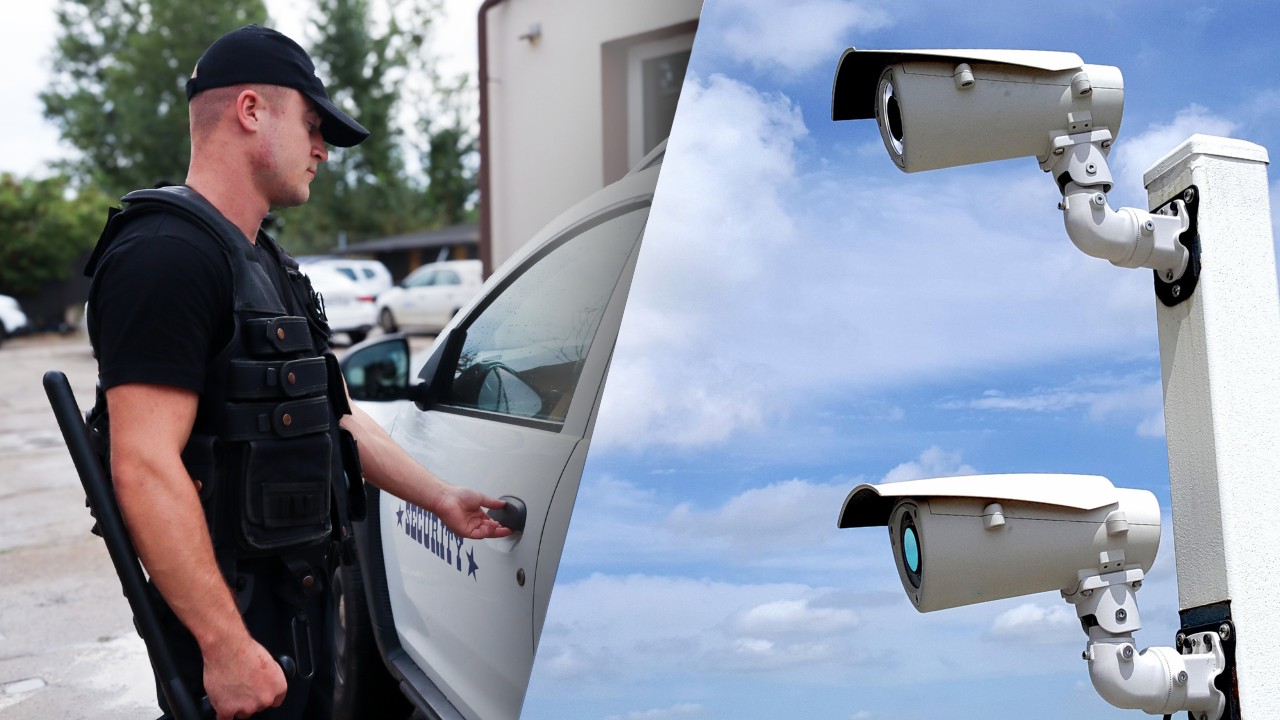 Po lewej stronie zdjęcia ochroniarz w czarnym uniformie otwiera drzwi samochodu służbowego, po prawej dwie kamery monitoringu zamontowane na białym słupie, skierowane w różnych kierunkach na tle nieba.